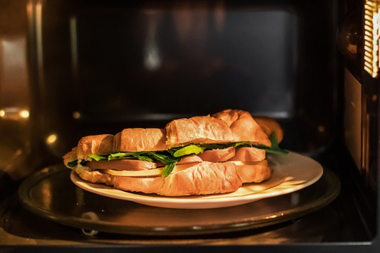 how to reheat croissant in a microwave
