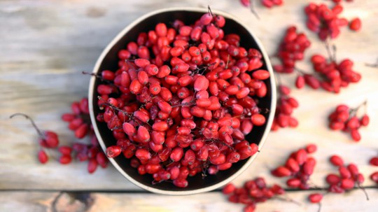 what do barberries taste like