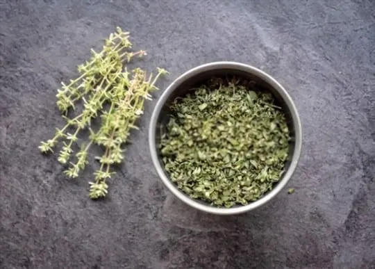 what does thyme taste like