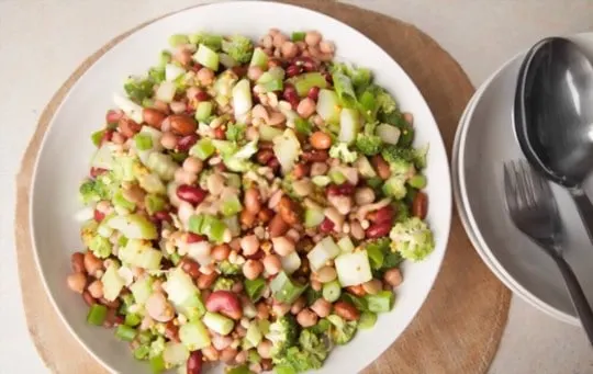 green salad with apple cider vinegar dressing