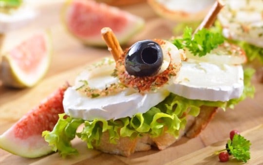 baguette slices with goat cheese