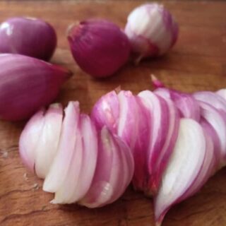 what do shallots taste like
