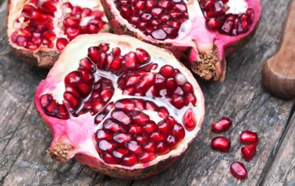 what does pomegranate taste like
